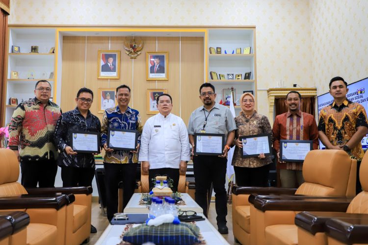 Genjot Transparansi Tata Kelola, Wali Kota Siantar Serahkan Penghargaan Evaluasi AKIP untuk 5 OPD Terbaik