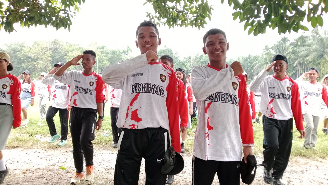 Kisah Kembar Identik Ebrel dan Ebril, Bawa Nama SMAN 1 Silou Kahean di Barisan Paskibraka HUT RI Ke-81