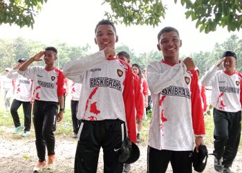 Kisah Kembar Identik Ebrel dan Ebril, Bawa Nama SMAN 1 Silou Kahean di Barisan Paskibraka HUT RI Ke-81