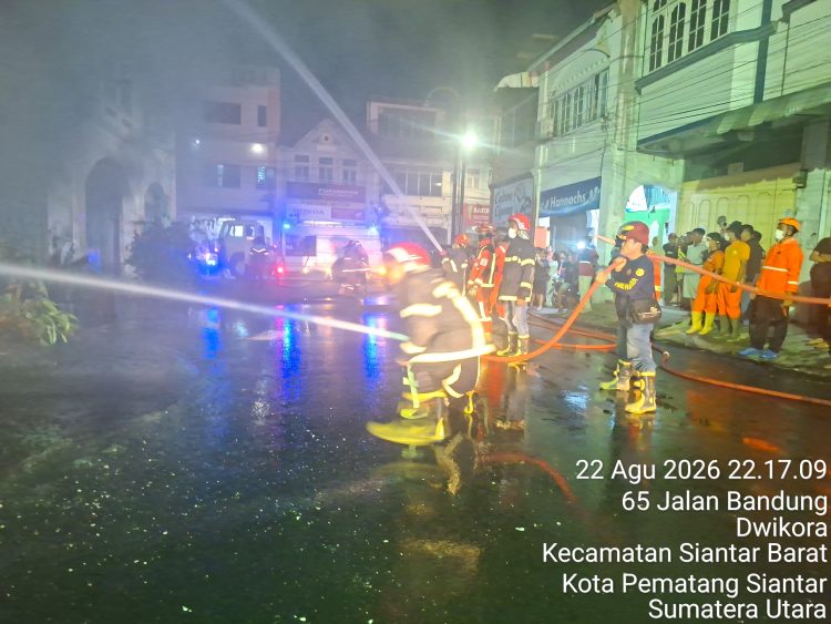 Kebakaran Hebat di Jalan Bandung Pematangsiantar, 15 Unit Damkar Gabungan Dikerahkan Padamkan 5 Ruko