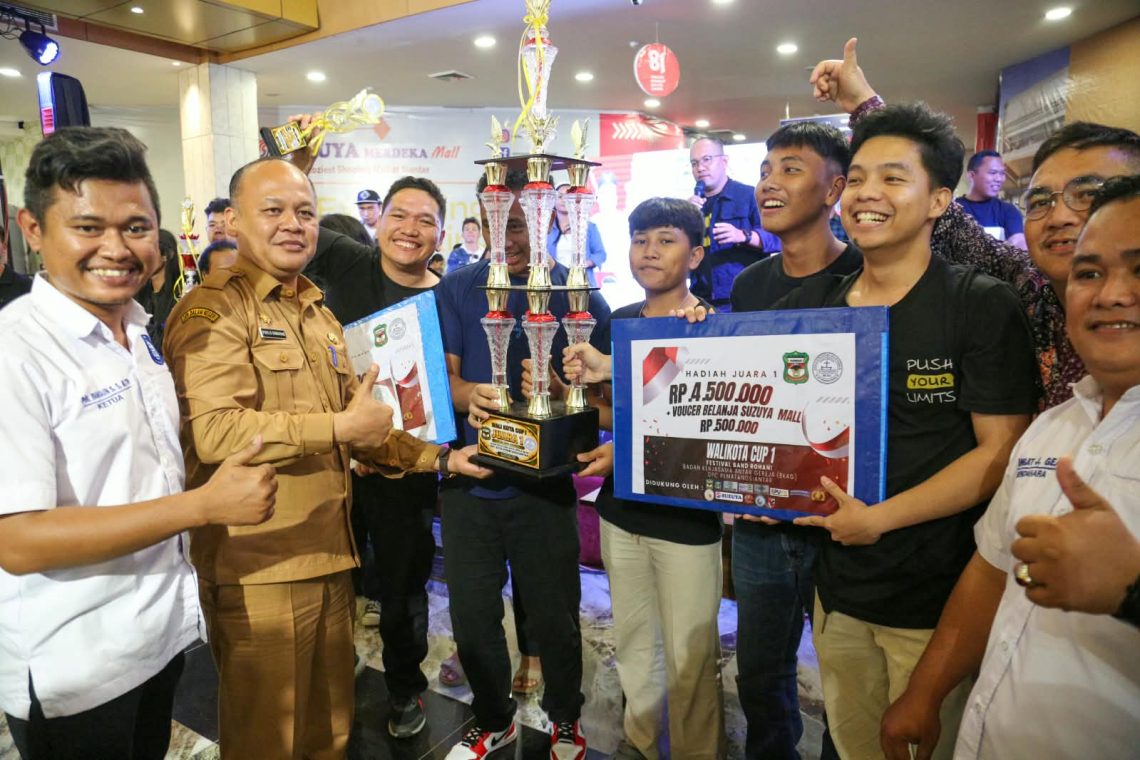 Wakili Wali Kota Siantar, Fidelis Sembiring Serahkan Piala Juara 1 Festival Band Rohani Wali Kota Cup I