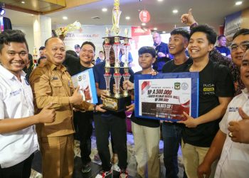 Wakili Wali Kota Siantar, Fidelis Sembiring Serahkan Piala Juara 1 Festival Band Rohani Wali Kota Cup I