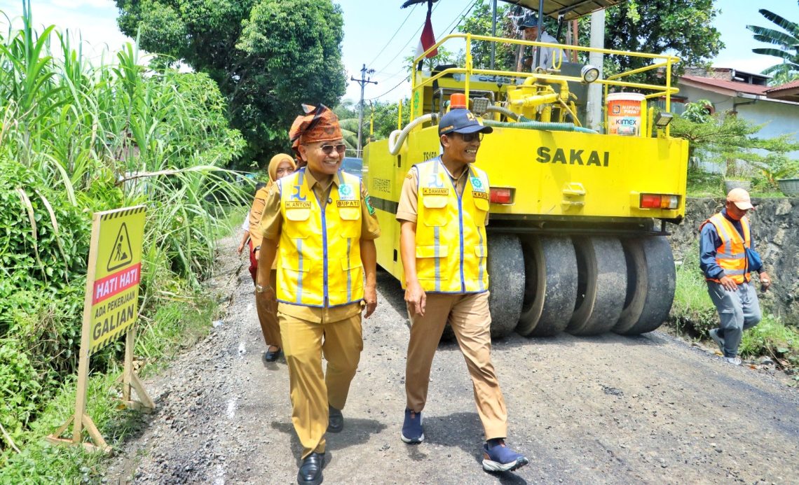 Kadis PUTR Dampingi Bupati Simalungun Dr. H. Anton Achmad Saragih Tinjau Pengaspalan Jalan 5,6 Km di Gunung Maligas