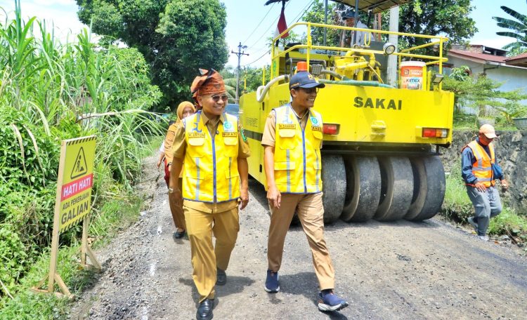 Kadis PUTR Dampingi Bupati Simalungun Dr. H. Anton Achmad Saragih Tinjau Pengaspalan Jalan 5,6 Km di Gunung Maligas