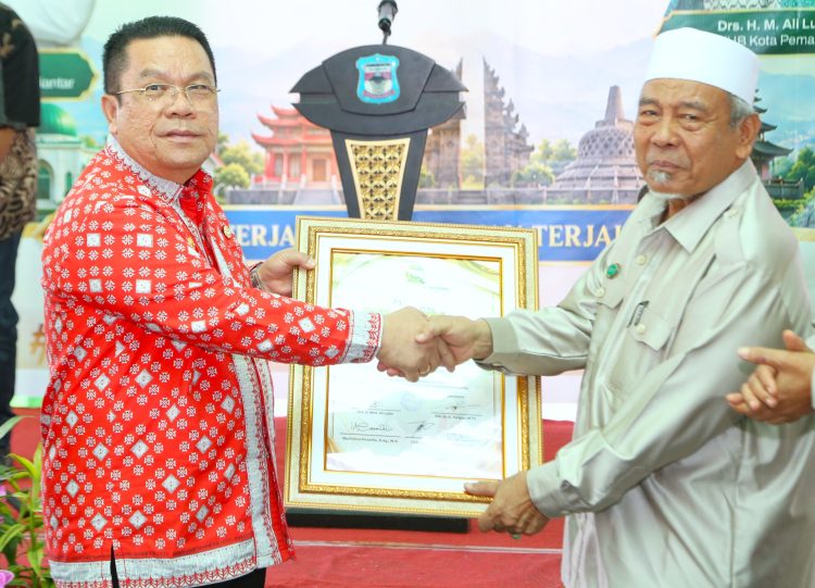 Wesly Silalahi Raih Penghargaan Tokoh Toleransi dari FKUB Pematangsiantar